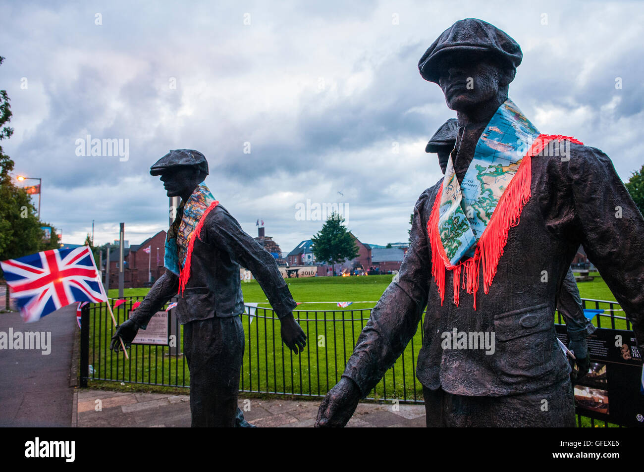 Belfast, Irlanda del Nord. 11 lug 2016 - Un pubblico art display ricordando lavoratori dei cantieri navali di Belfast è decorata con arancia "ceneri" o collarettes e Unione bandiere in preparazione per la XII Luglio celebrazioni Foto Stock