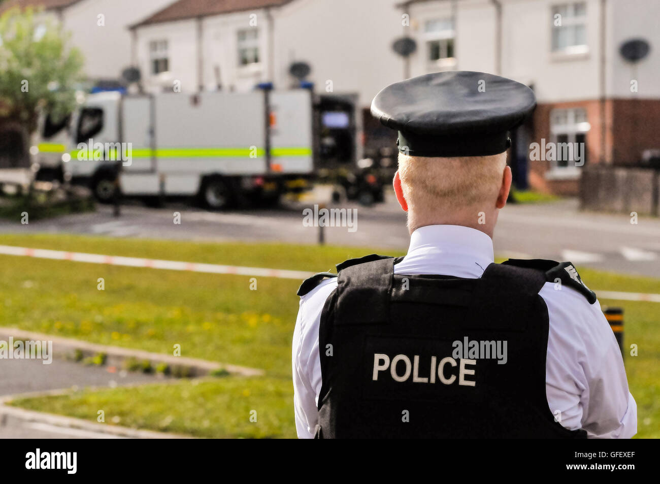 17 maggio 2013, Belfast, Irlanda del Nord. Un PSNI funzionario di polizia custodisce le cordon perimetro mentre soldati dell'Esercito britannico "Bomb Squad' rendere sicura una improvvisata dispositivo esplosivo. Foto Stock