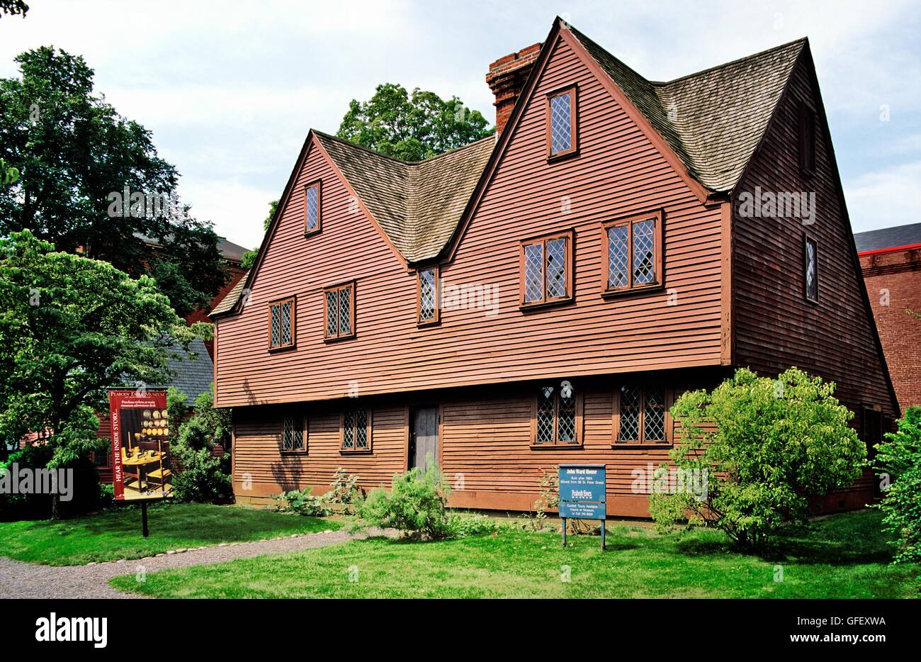 John Ward House, in Essex Street, nel centro storico cittadino, Salem, Massachusetts, STATI UNITI D'AMERICA. Costruito 1684. Parte del Peabody Essex Museum Foto Stock