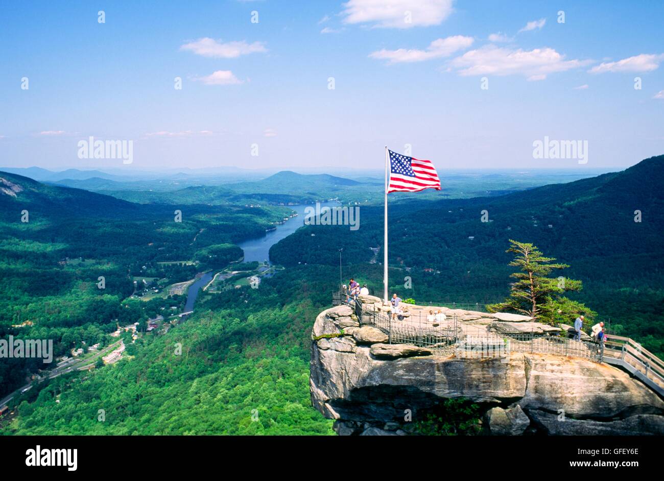 Unione noi bandiera sul chimney rock si affacciano viewpoint landmark in chimney rock park sopra il lago di esca Carolina del nord Stati uniti d'America Foto Stock