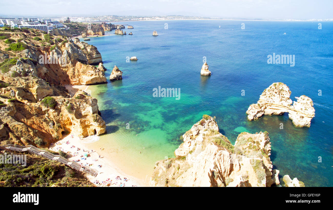 Antenna di rocce naturali vicino a Lagos nell' Algarve Portogallo Foto Stock