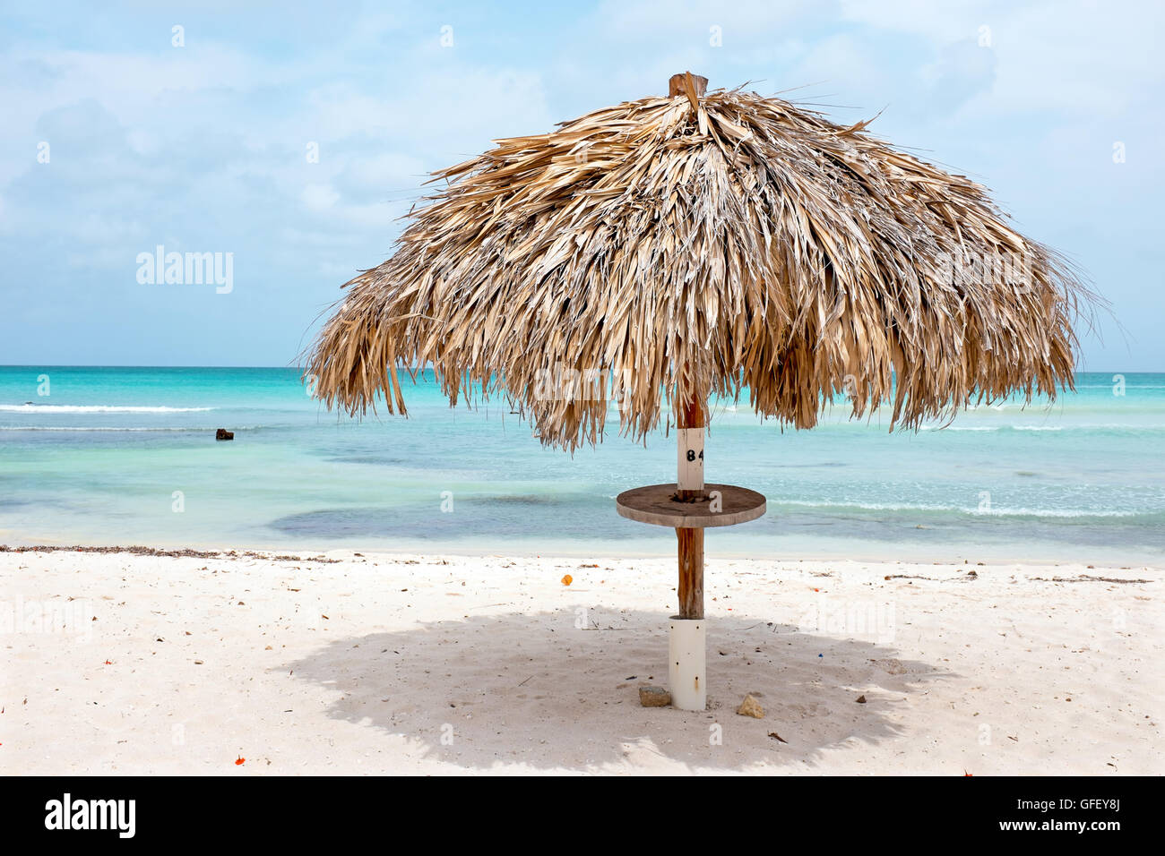 Ombrellone sulla spiaggia di Palm in Aruba Caraibi Foto Stock