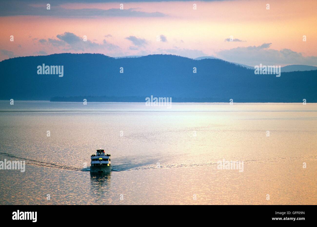 Lago Champlain, New England, STATI UNITI D'AMERICA. Battello da crociera chiamato Ethan Allen guardando ad ovest dal Vermont shore a Burlington per lo Stato di New York Foto Stock