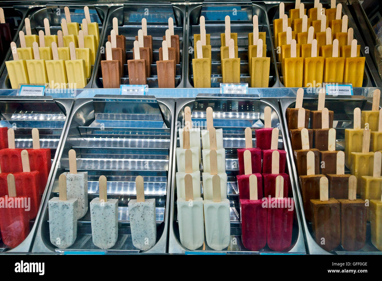 Gelato italiano Stecco in esposizione in negozio, negozio. Italia, Europa, UE Foto Stock