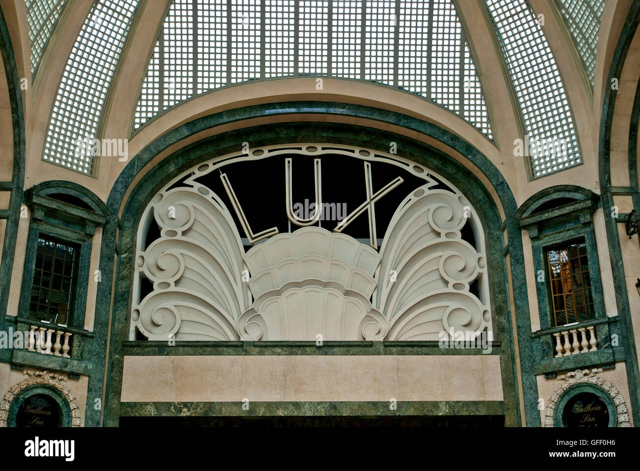 Teatro storico del cinema Lux, Galleria San Federico, Galleria San Federico. Torino, Italia settentrionale, UE. Vista ravvicinata della sala giochi, angolo basso. Cinema. Foto Stock