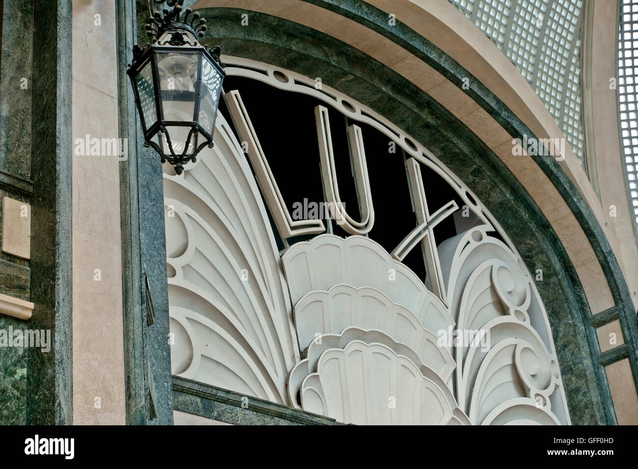 Retrò storico cinema Lux, Galleria San Federico, Galleria San Federico. Torino, Italia. Chiudere Arcade fino a basso angolo di visione. Lampada. Vintage movie theater. Foto Stock