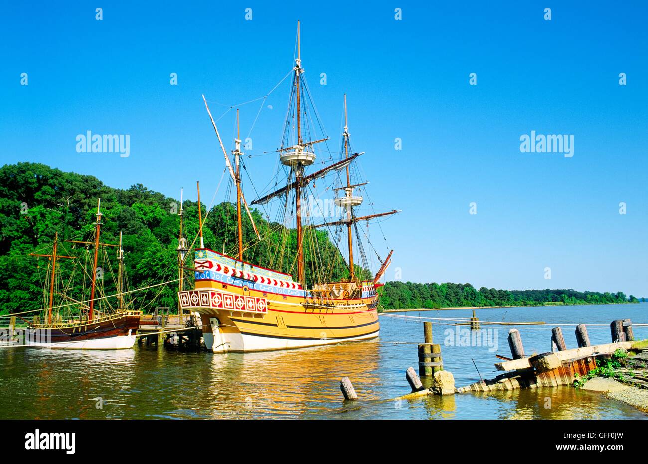 Repliche di coloni inglesi navi in cui essi si insediarono 1607 a Fort James, Jamestown sul fiume James, Virginia, Stati Uniti d'America Foto Stock
