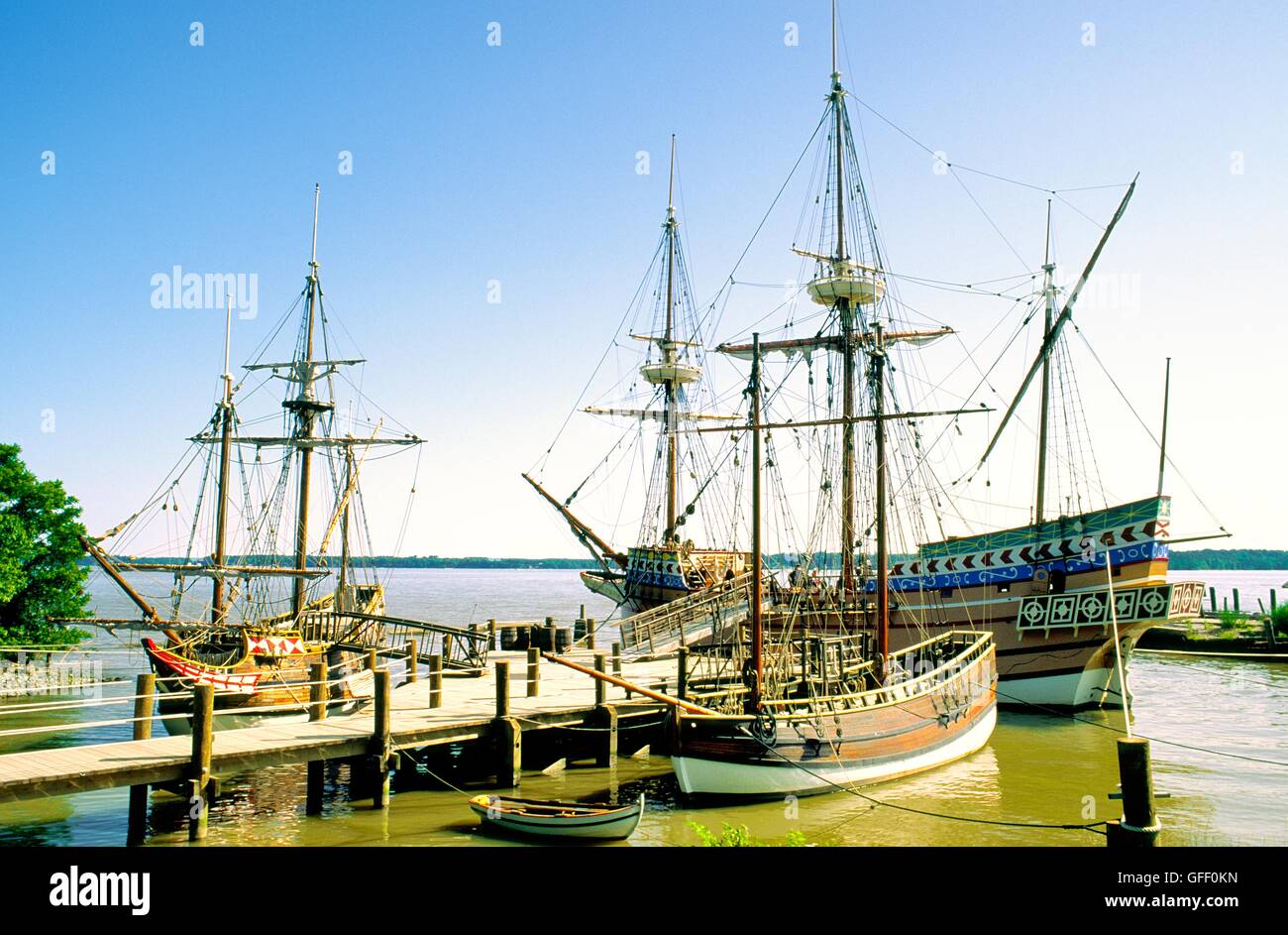 Repliche di coloni inglesi navi in cui essi si insediarono 1607 a Fort James, Jamestown sul fiume James, Virginia, Stati Uniti d'America Foto Stock