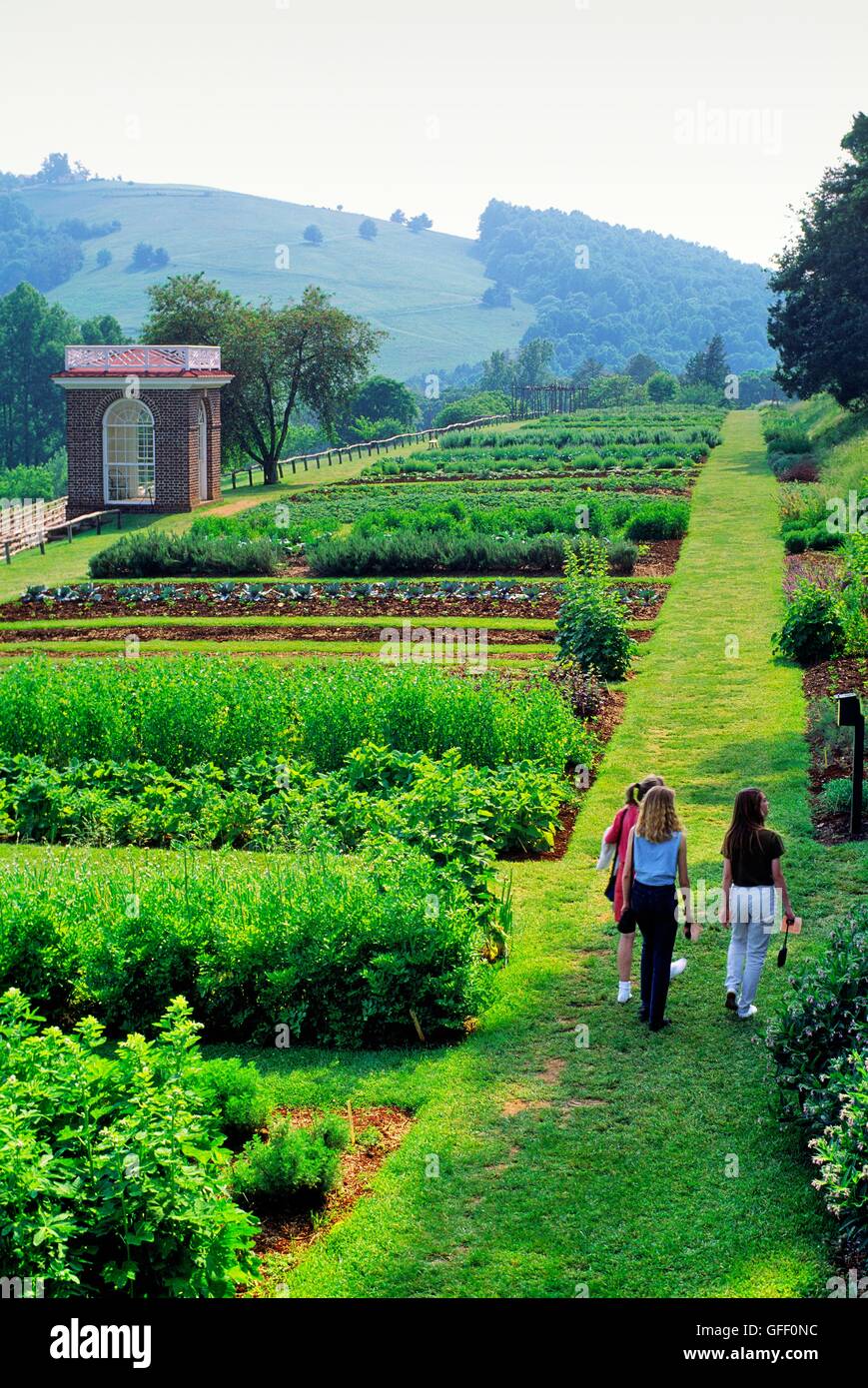 Monticello. Plantation House La casa di Thomas Jefferson, nei pressi di Charlottesville, Virginia. Giovani donne visitando orto Foto Stock
