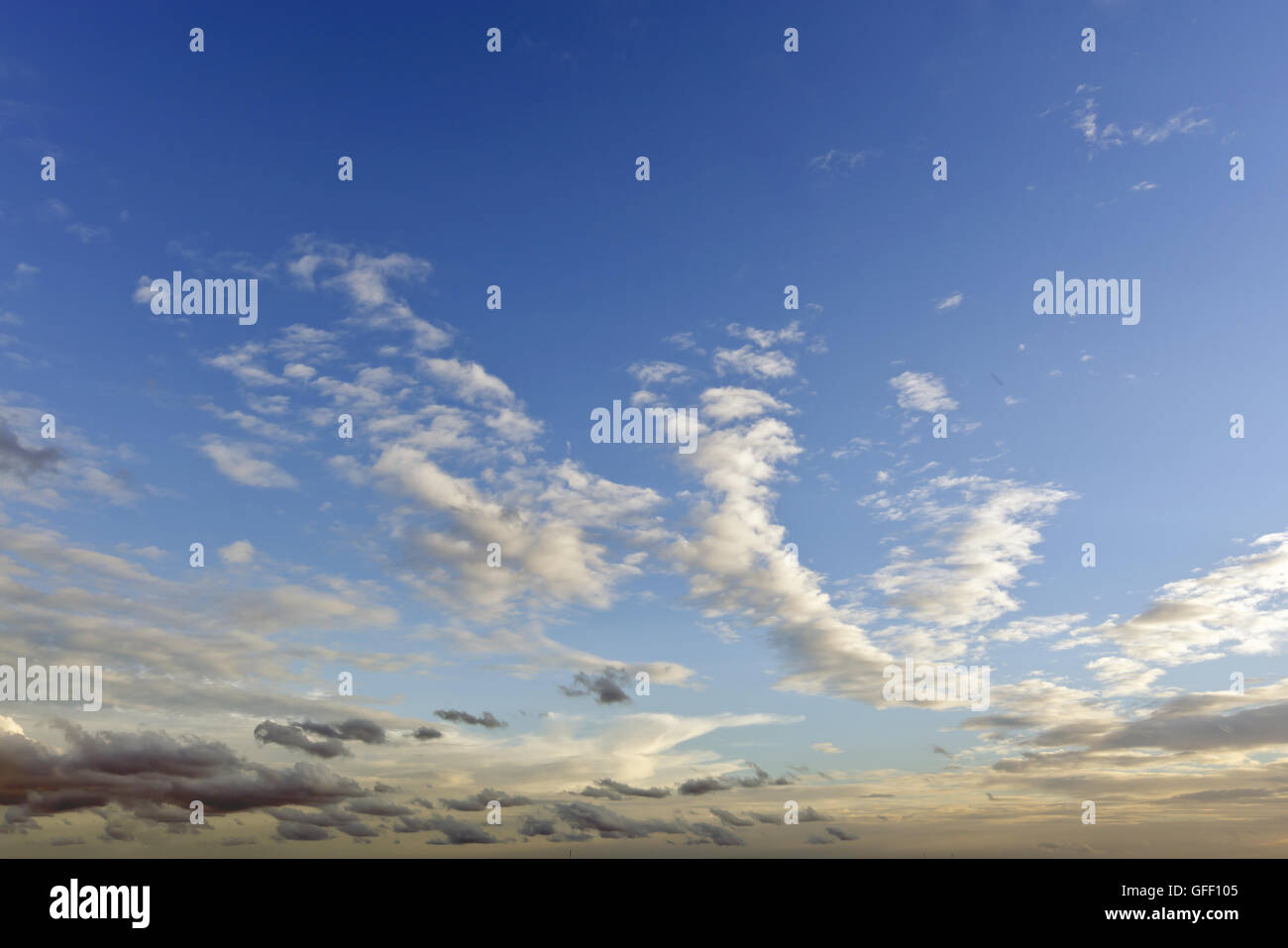 Sfondo cielo durante il tramonto di sera il tempo con le nuvole Foto Stock