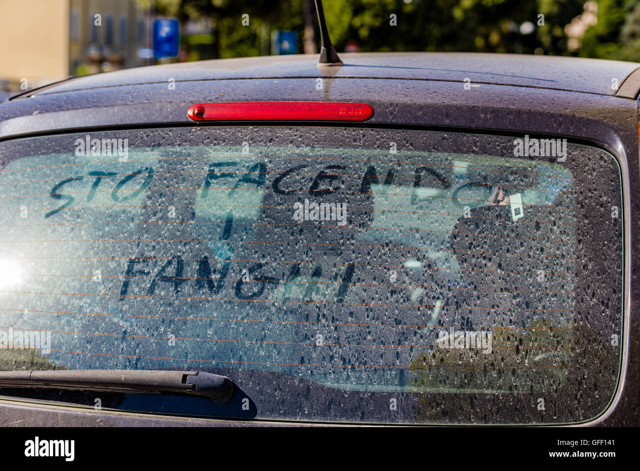 Frase di italiano scritto per lo scopo beffando sul finestrino posteriore  riscaldato di una vettura di sporco nel senso che sto facendo il bagno di  fango Foto stock - Alamy
