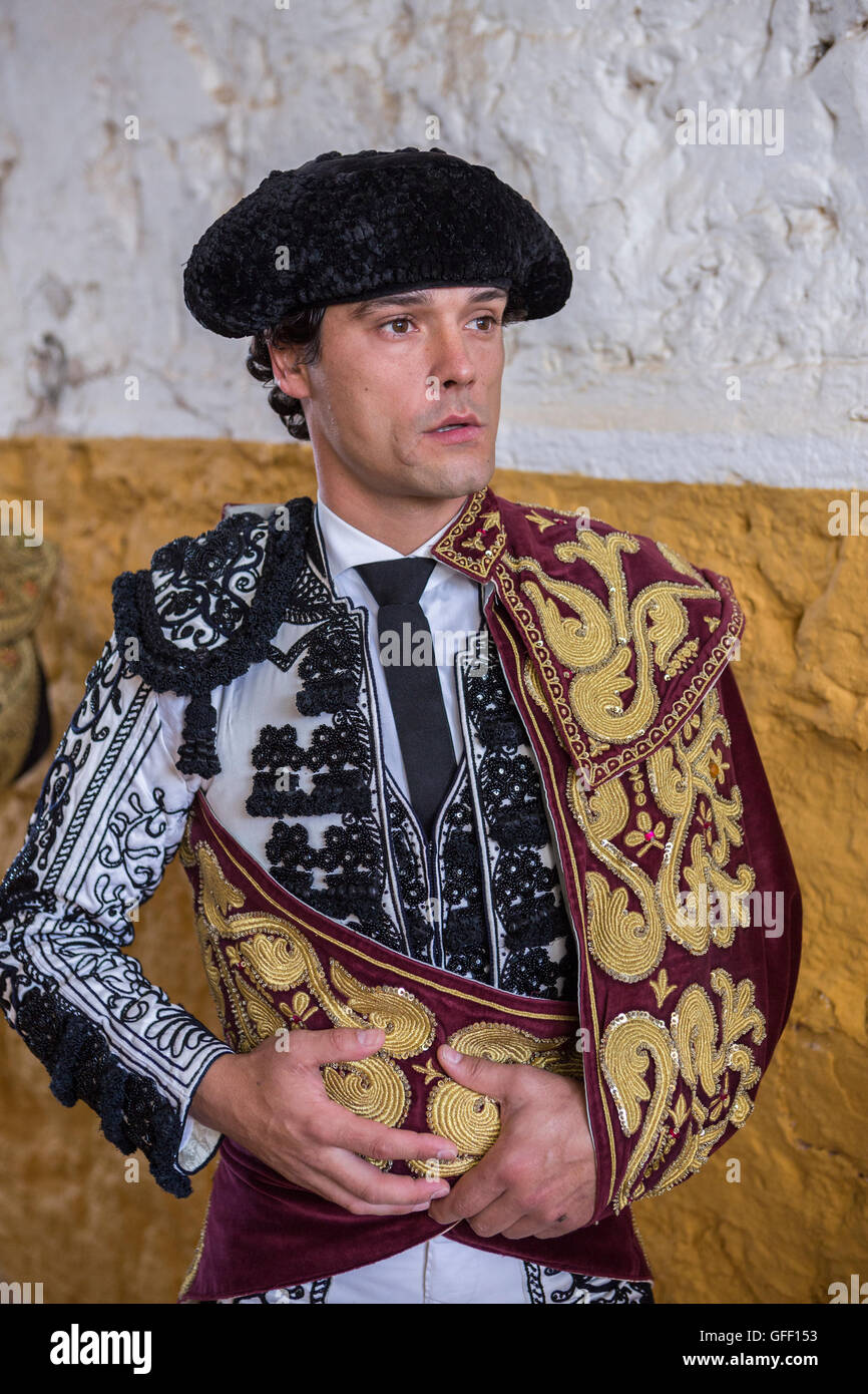 Torero spagnolo Miguel Abellan incentrato totalmente momenti prima di uscire a combattere in Arena di andujar, Spagna Foto Stock