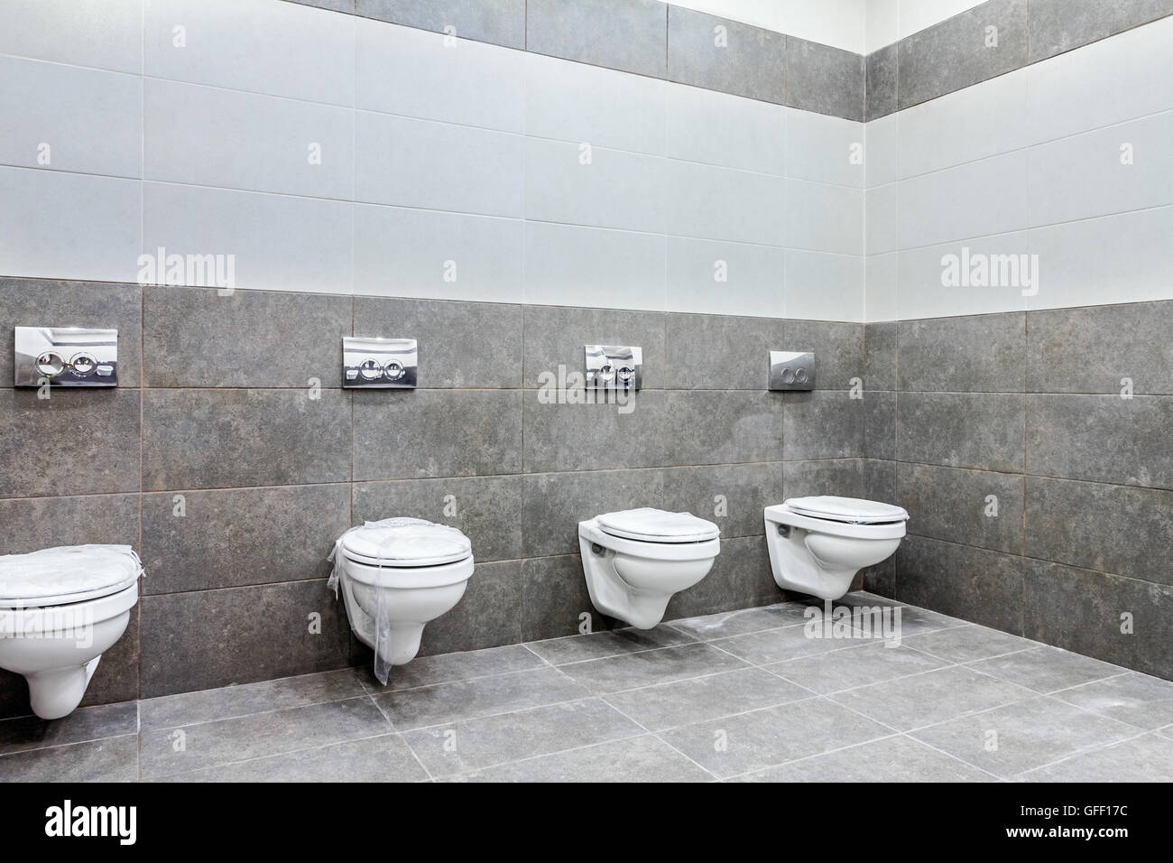 Design moderno di wc pubblico bocce schierate, nessuna privacy. Foto Stock