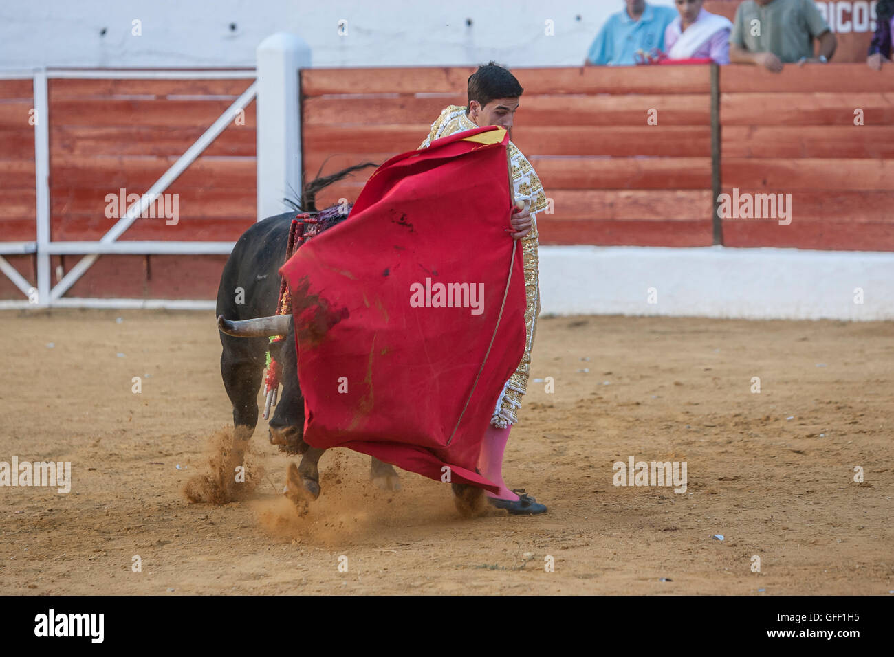 Il torero spagnolo Jose Carlos Venegas la corrida con la stampella nella corrida di Sabiote, Spagna Foto Stock