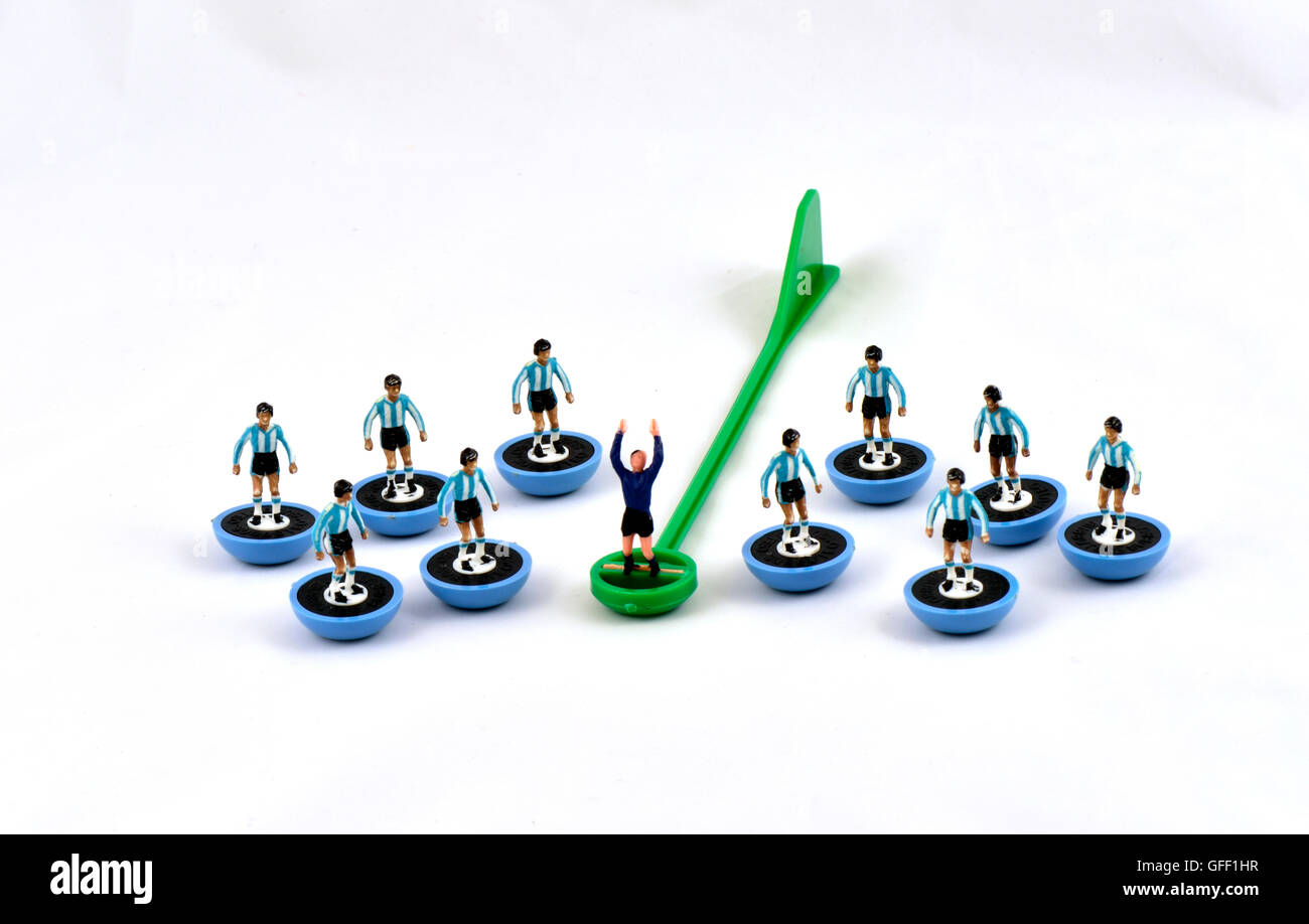 Subbuteo® calcio giocatori di squadra portiere su un bastone contro uno sfondo bianco i colori di Argentina Foto Stock