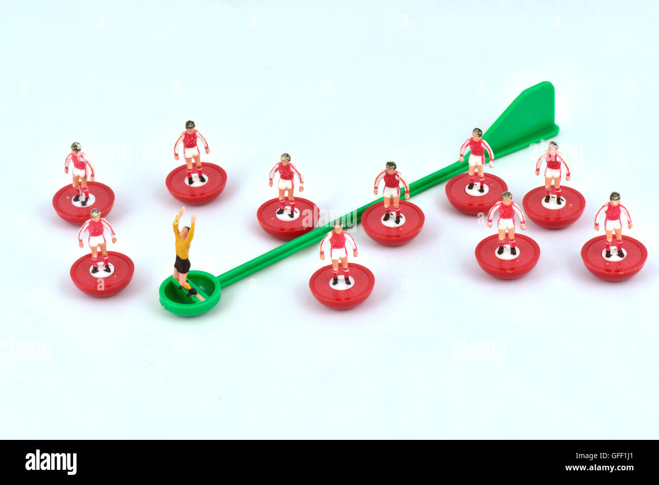 Subbuteo® calcio giocatori di squadra portiere su un bastone contro uno sfondo bianco i colori del Galles Foto Stock