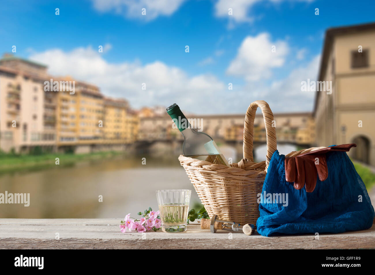 Picnic di fronte al famoso Ponte Vecchio a Firenze Foto Stock
