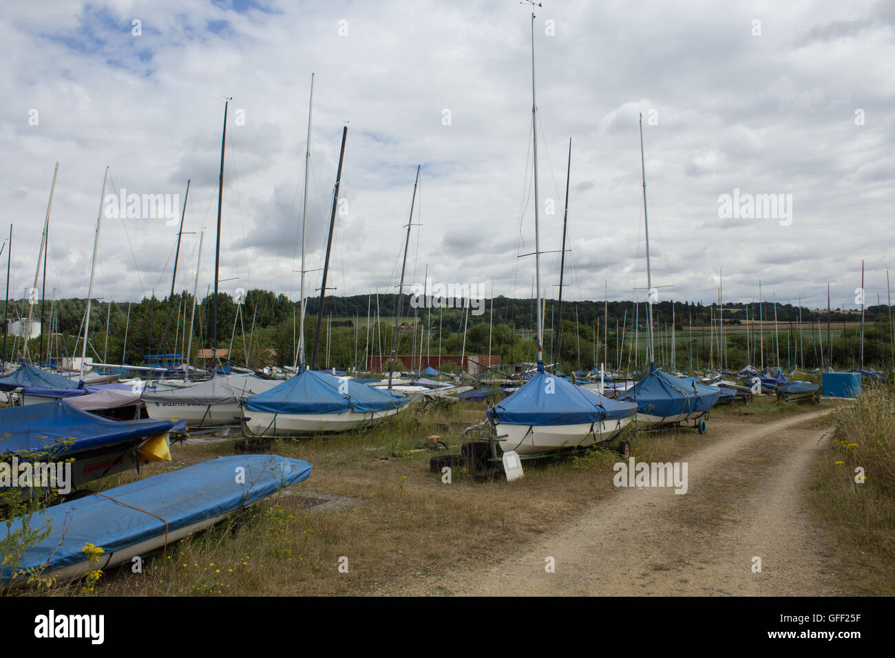 Barche a vela da sedersi sui rimorchi fuori Oxford Sailing Club al serbatoio Farmoor, Oxfordshire, Regno Unito Foto Stock