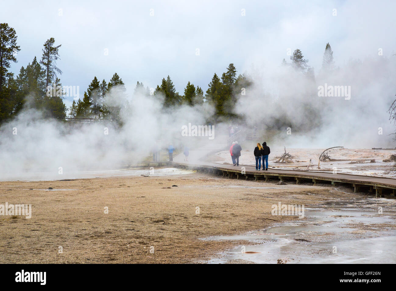 Parco Nazionale di Yellowstone passerella con turisti e visitatori Foto Stock