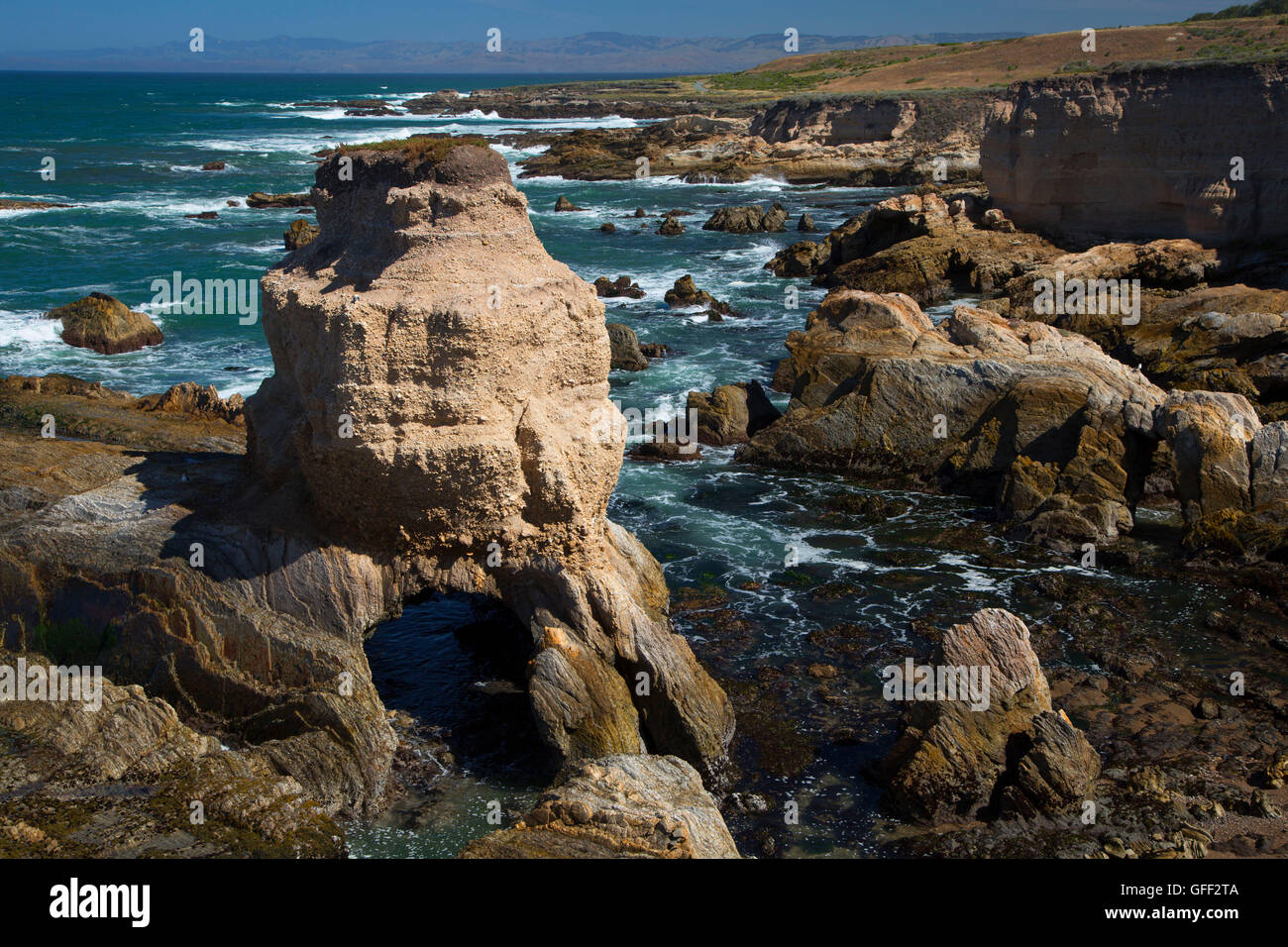 La grotta di roccia lungo il bluff Trail, Montana de Oro State Park, California Foto Stock