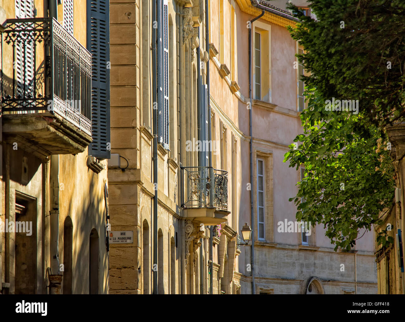 Street in Carpentras nel Luberon, Francia Foto Stock