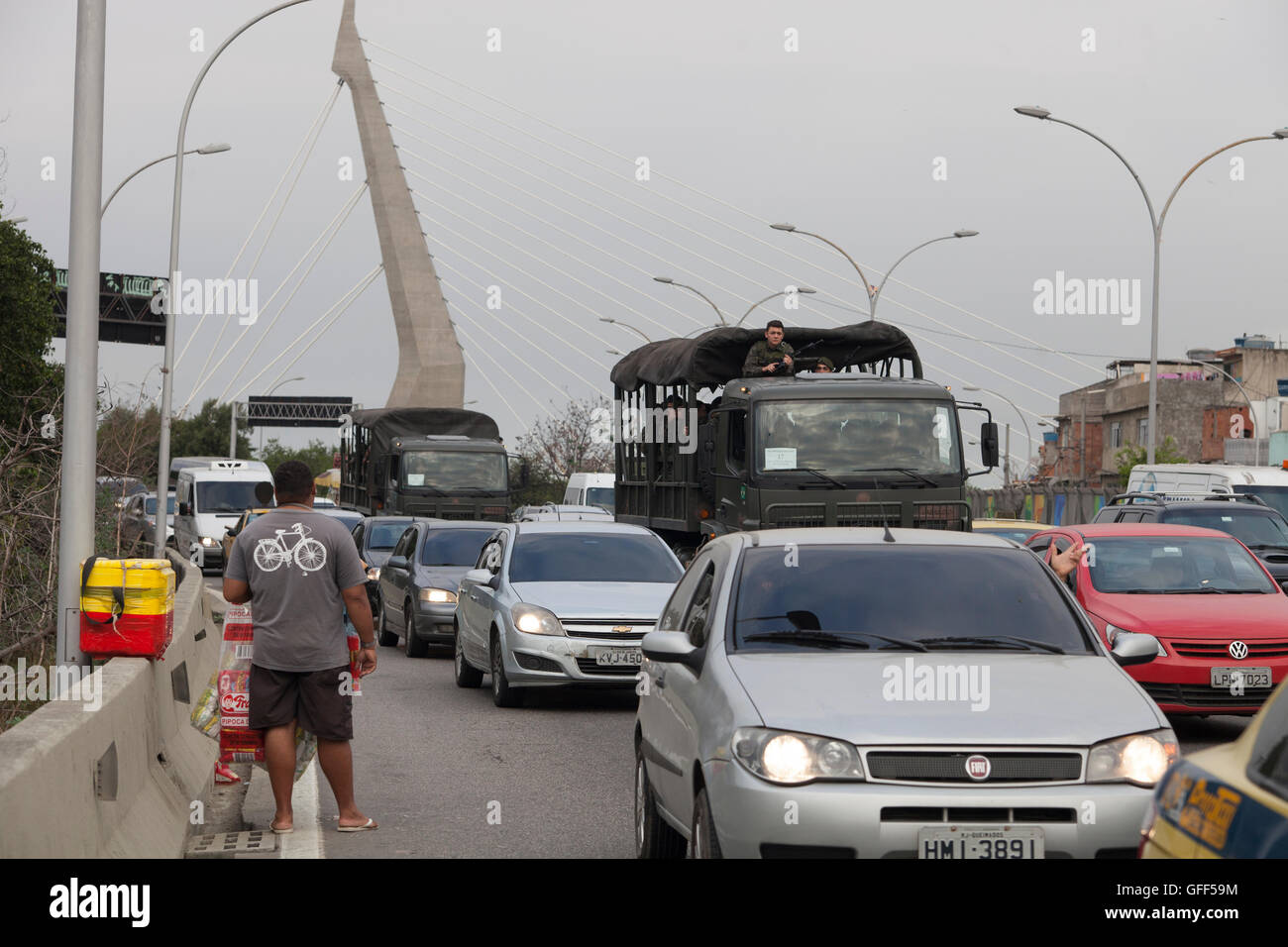 Esercito brasiliano carrello passa da Complexo da mare, un enorme rete di favelas che affiancano la Linha Vermelha ( Linea Rossa ), la principale autostrada per l'aeroporto internazionale di Rio de Janeiro al centro della citta'. Foto Stock
