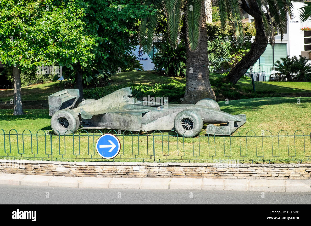 Un bronzo una vettura di Formula 1, uno di una serie di gare automobilistiche statue in tutto il circuito del Grand Prix di Monte Carlo, Monaco Foto Stock
