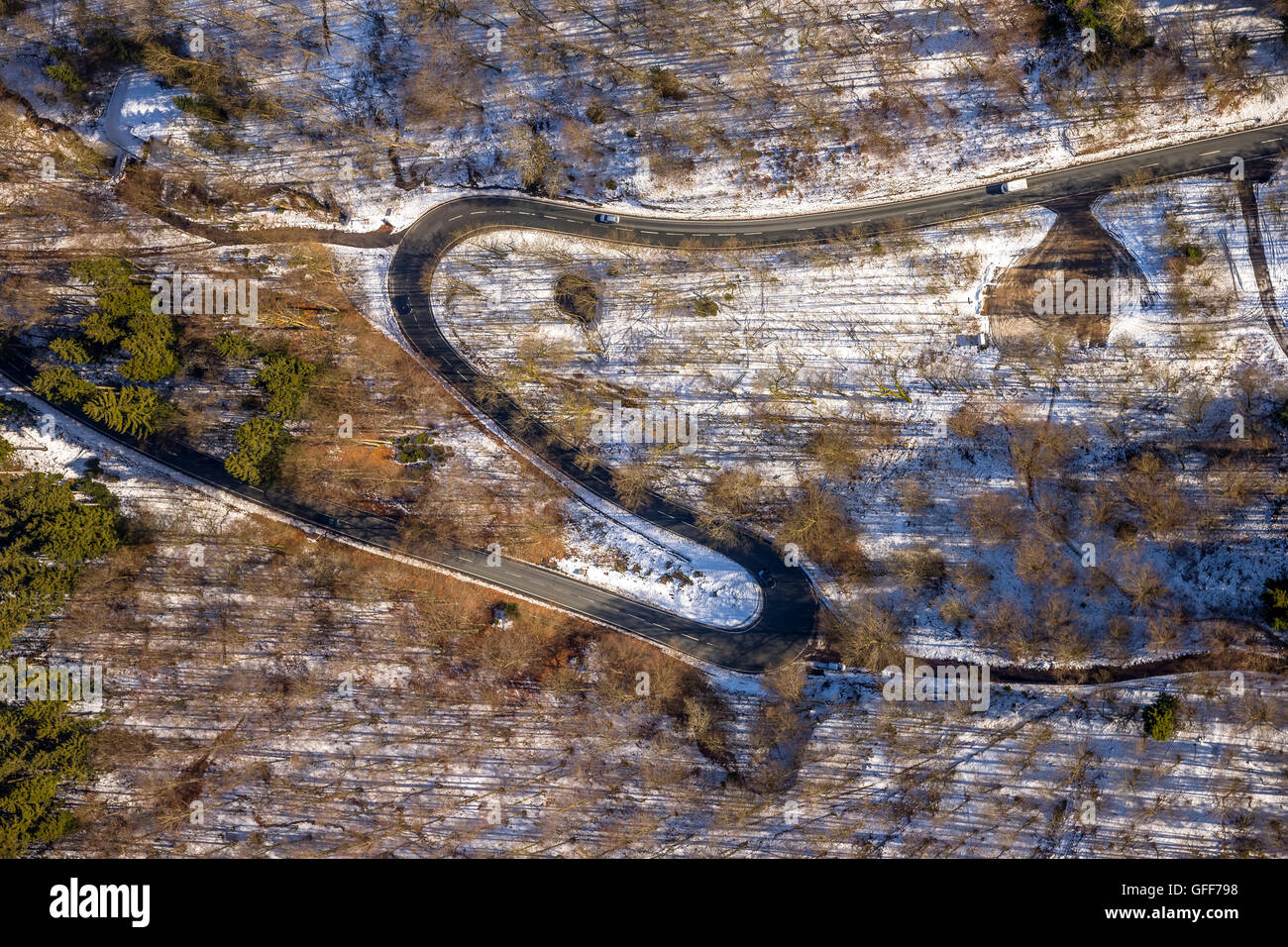 Vista aerea, L776 Bödefelder road curva ad S in inverno Fredeburg, vista aerea di Schmallenberg, Sauerland, Renania settentrionale-Vestfalia, Foto Stock
