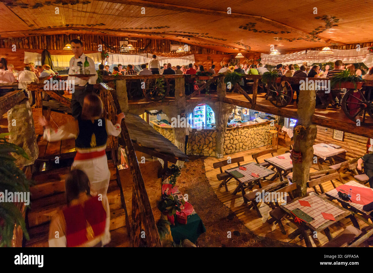Beograd, Belgrado: camerieri portare bevande al ristorante galleggiante ' Srpska brvnara ' la banca del fiume Sava, Serbia, , Foto Stock