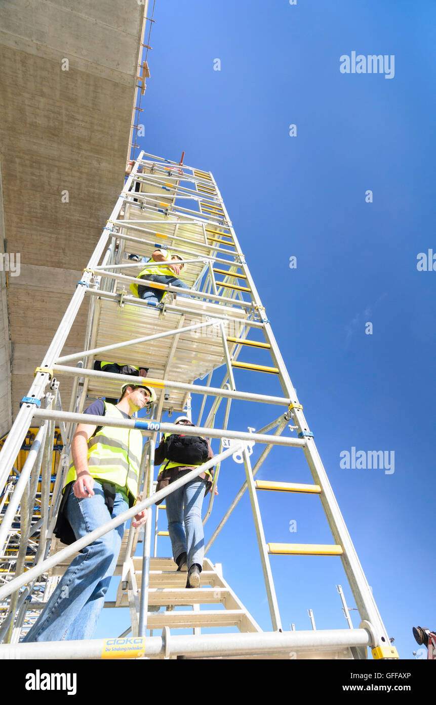 Beograd, Belgrado: impalcatura stair tower con lavoratori edili, Serbia, , Foto Stock