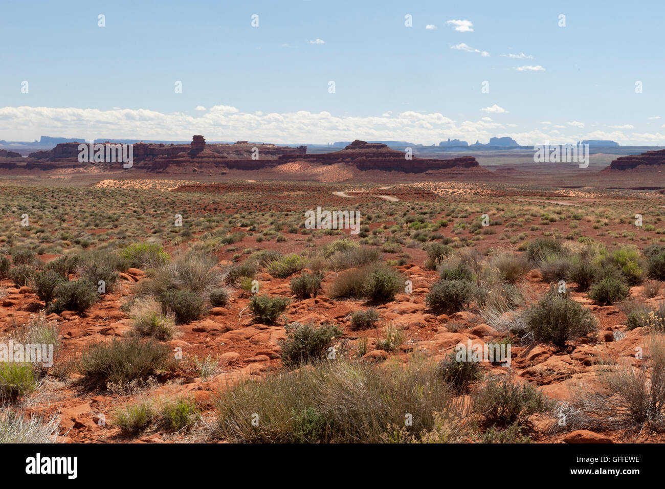 Una delle viste in Southern Utah la Valle degli Dèi. I monoliti di meglio noto Monument Valley sono in distanza. Foto Stock