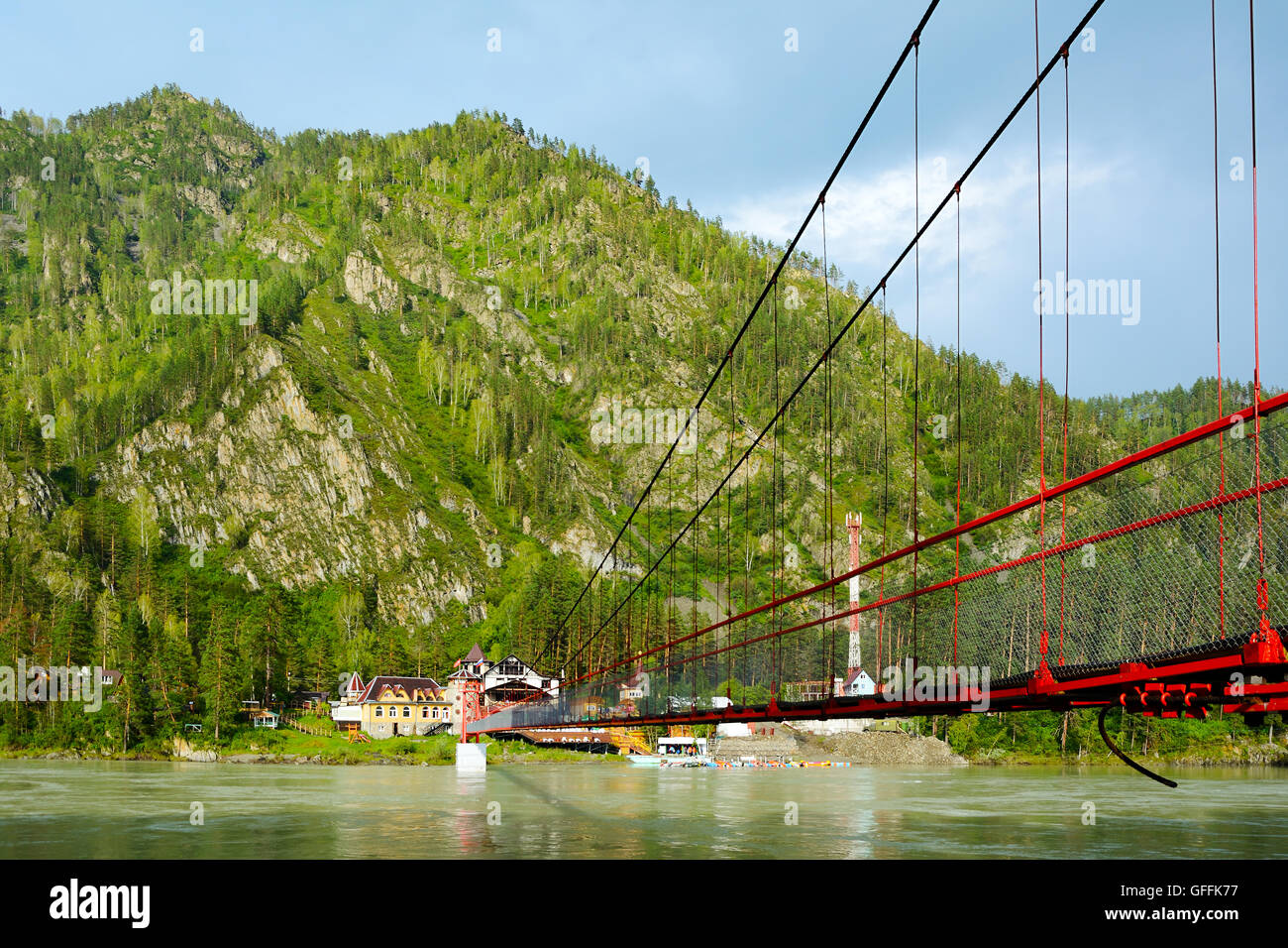 Montagne di Altai, base turistico sul fiume di Katun e un pedone ponte di sospensione Foto Stock