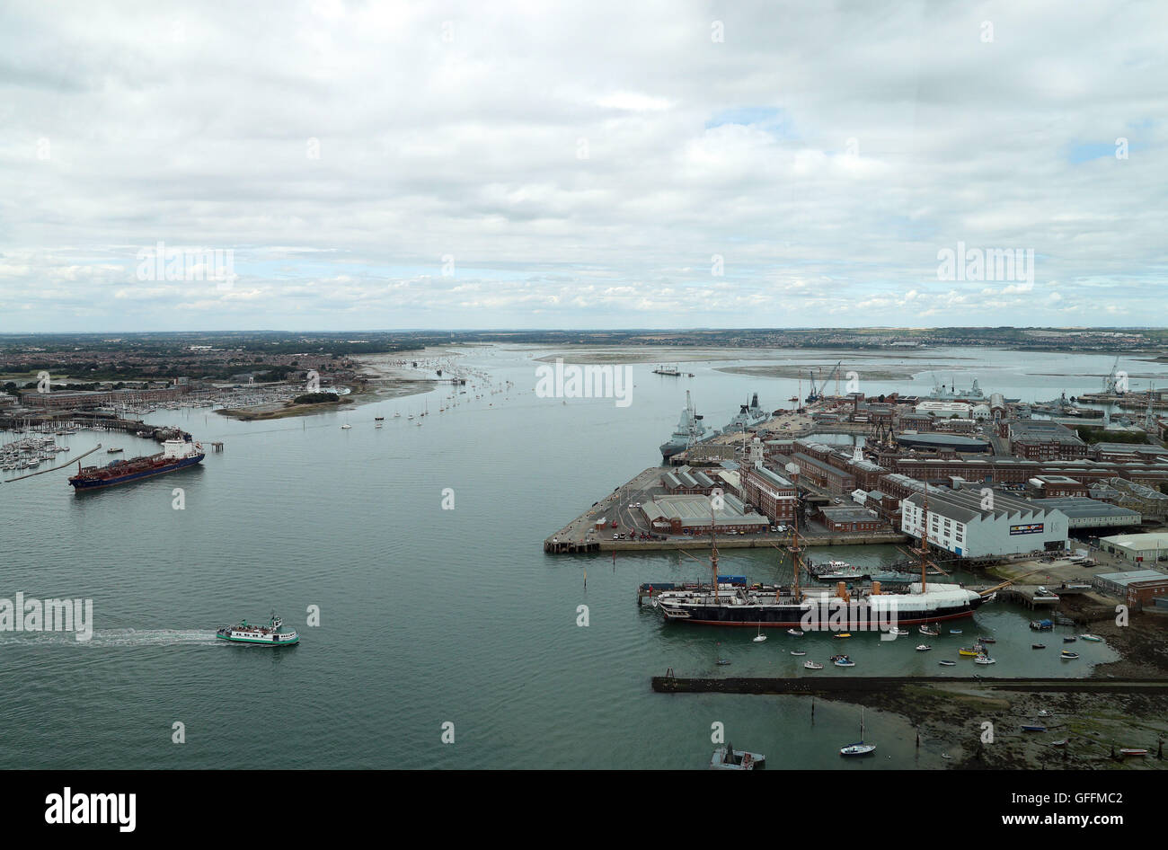 Una vista generale del porto di Portsmouth con il tipo 45 cacciatorpediniere (da destra a sinistra) HMS audace, HMS Diamond e HMS Dragon nel dock, come il Ministero della Difesa ha detto che tutti della Royal Navy le più potenti navi da guerra sono in porto allo stesso tempo. In primo piano, HMS Warrior 1860 è visto a Portsmouth Historic Dockyard. Foto Stock