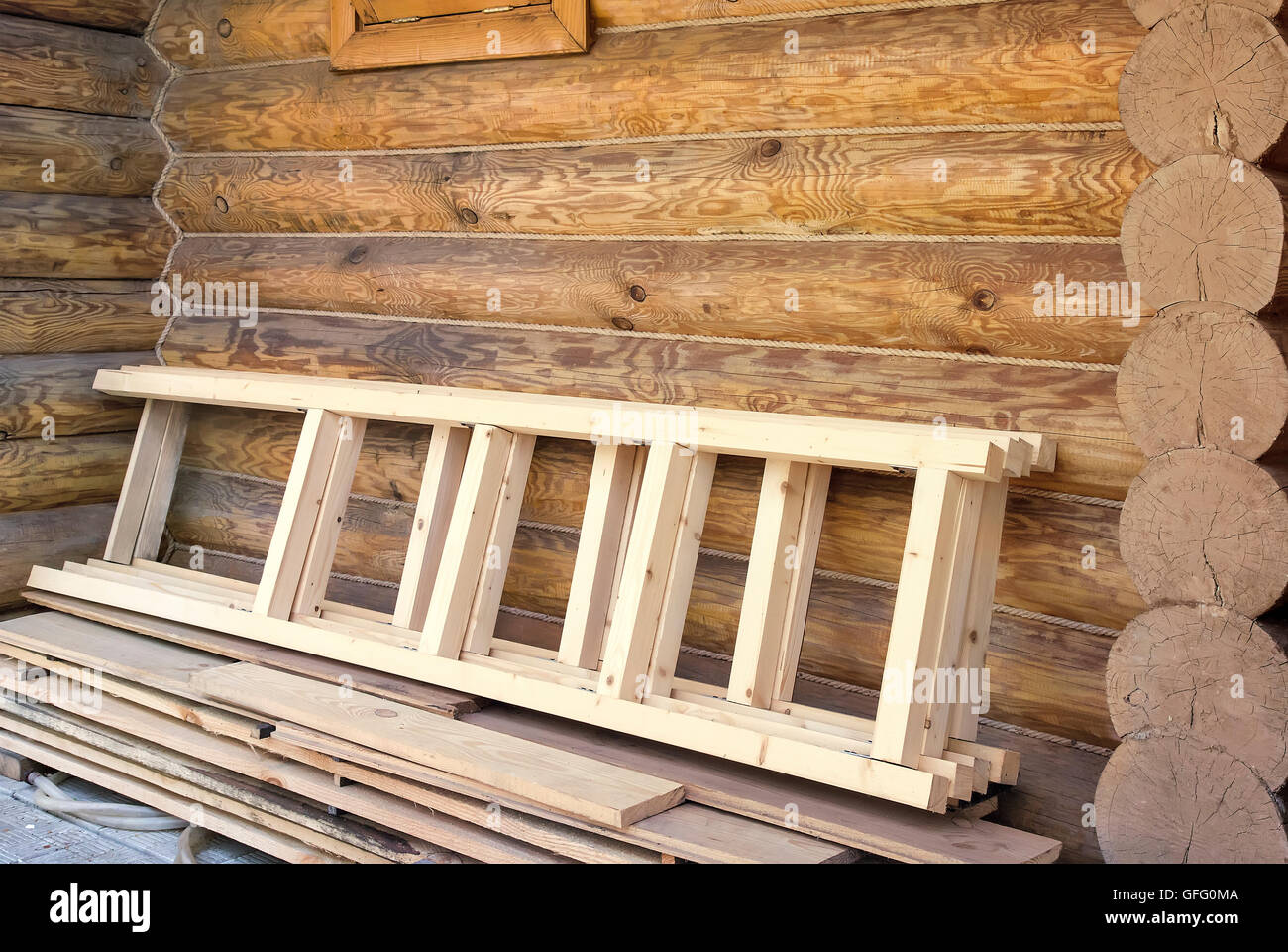 In prossimità delle pareti delle case di registro sono scale in legno e tavole. Foto Stock
