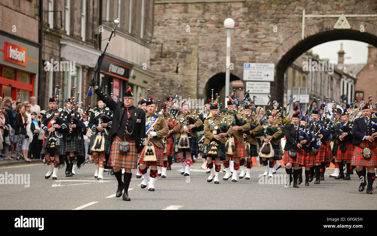 Il Re proprio Scottish Borderers marchio associazione Minden giorno a Berwick, celebrato come loro più propizio battaglia onore. Foto Stock