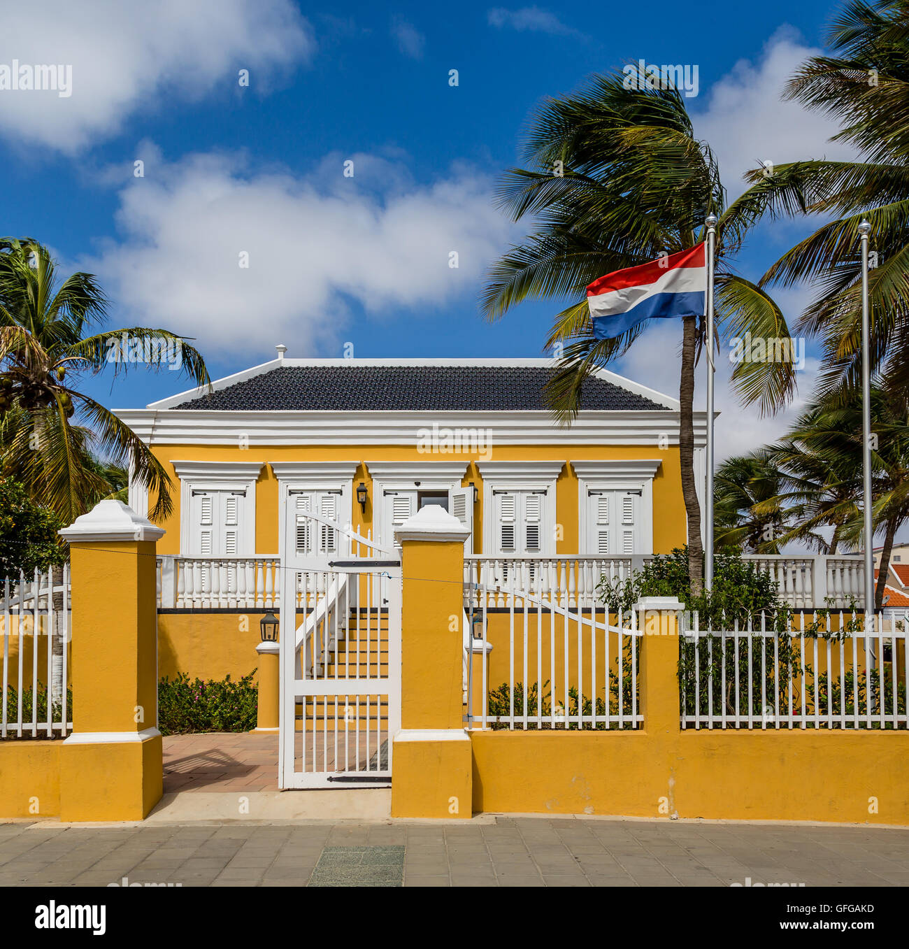 Un governo giallo edificio in Bonaire con bandiera Foto Stock