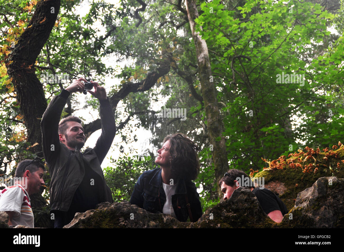 Guardando bene i turisti scattare una foto nei boschi. Foto Stock