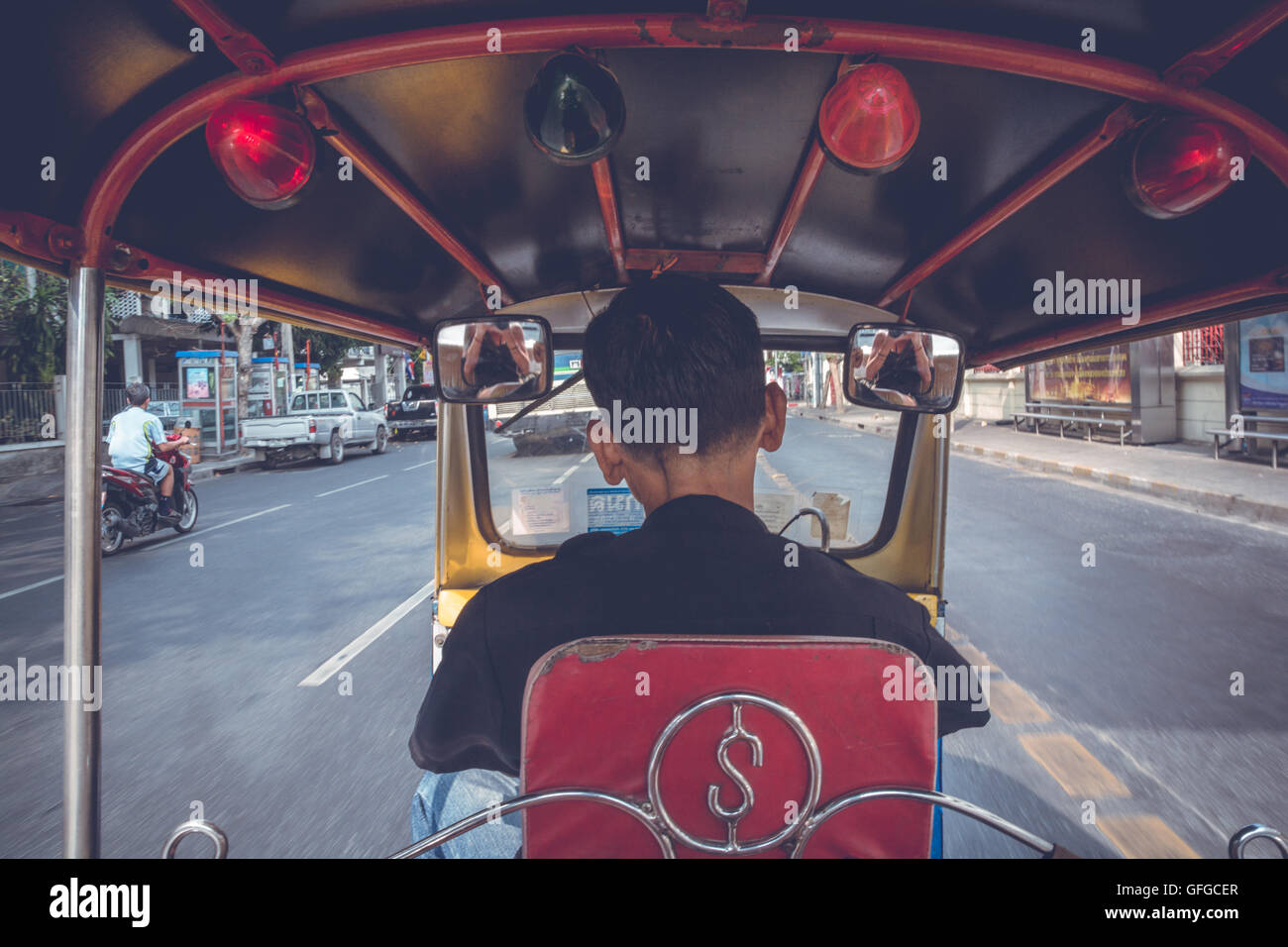POV dal sedile posteriore di un Tuk Tuk a Bangkok, in Thailandia Foto Stock