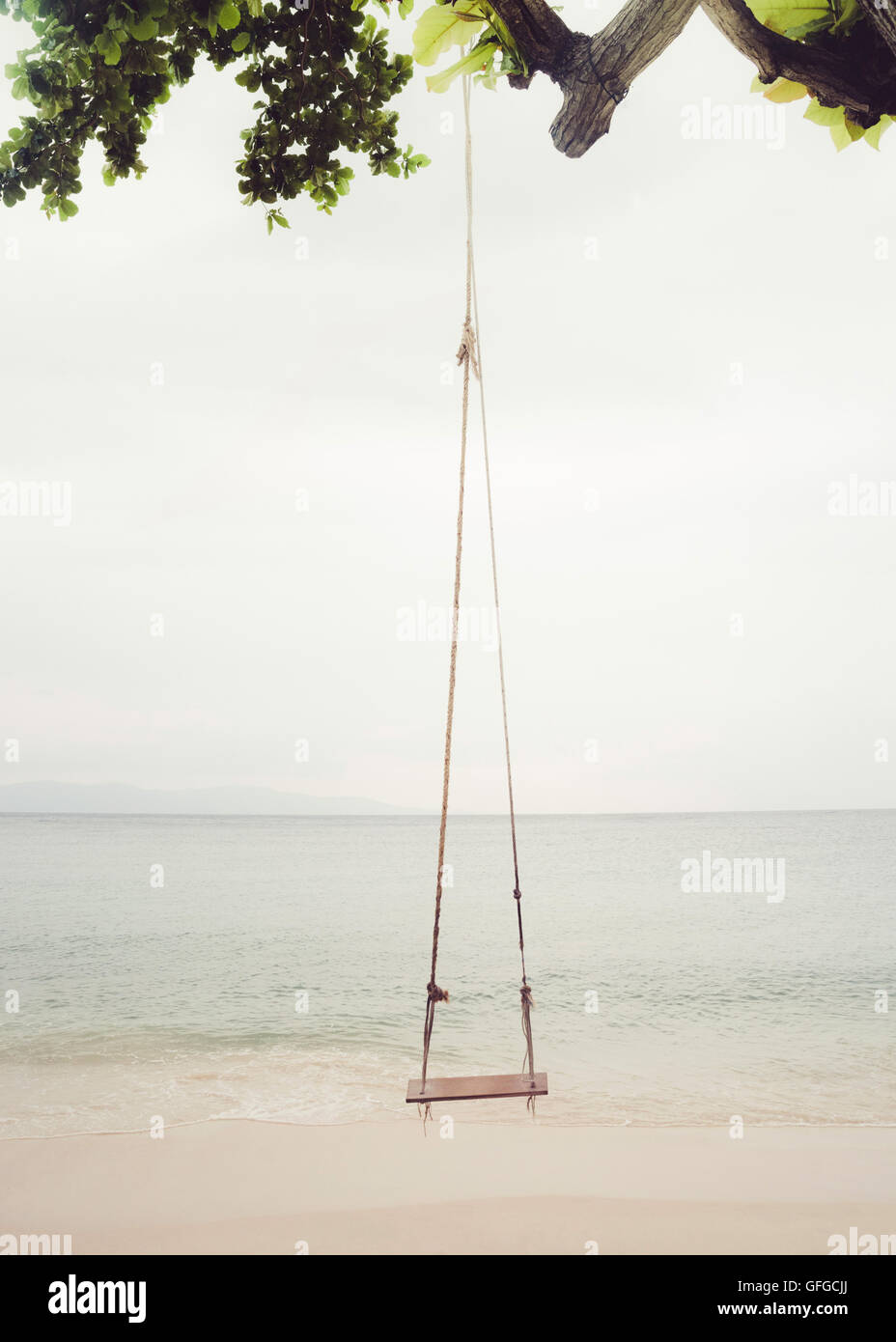 Una spiaggia swing su una spiaggia tranquilla in Thailandia. Foto Stock