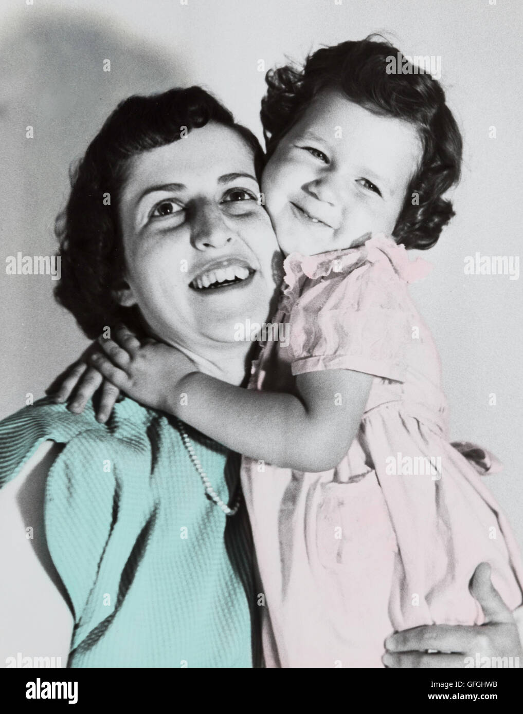 Vintage anni cinquanta colorate a mano Ritratto di Madre e figlia sorridente alla fotocamera, STATI UNITI D'AMERICA Foto Stock
