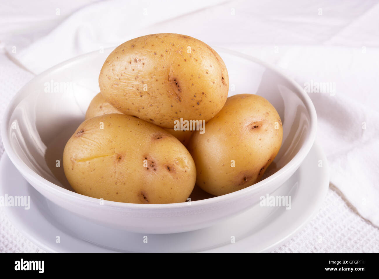 Giacca bollite patate servita in una ciotola bianco Foto Stock