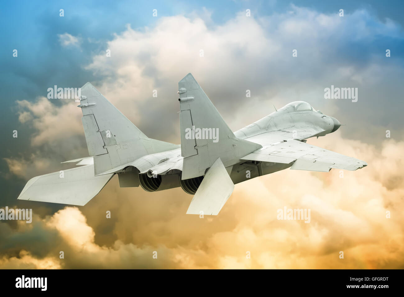 Aereo di combattimento moderno sky con profondità di campo Foto Stock