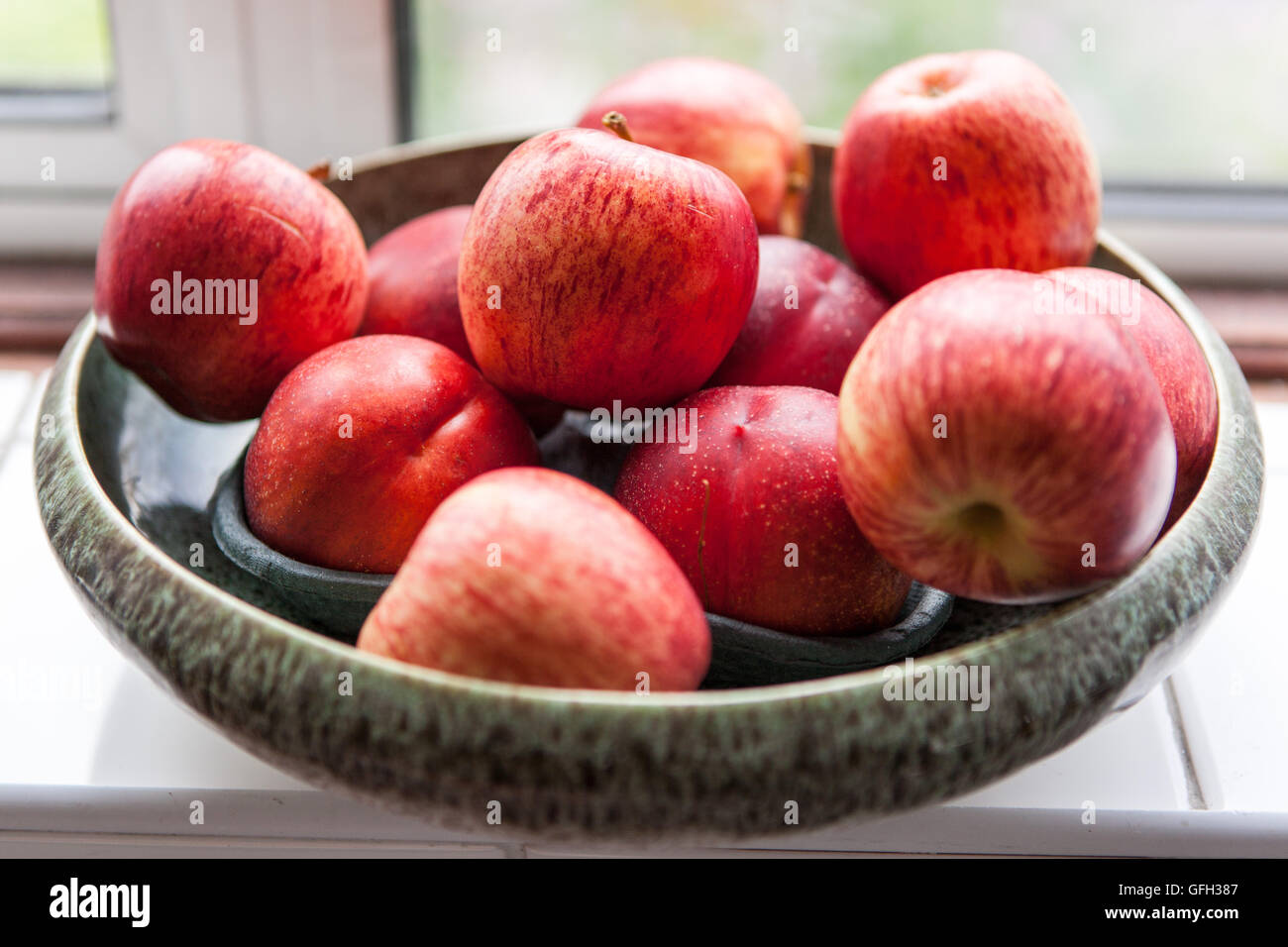 Una ciotola di mele e pesche. Foto Stock