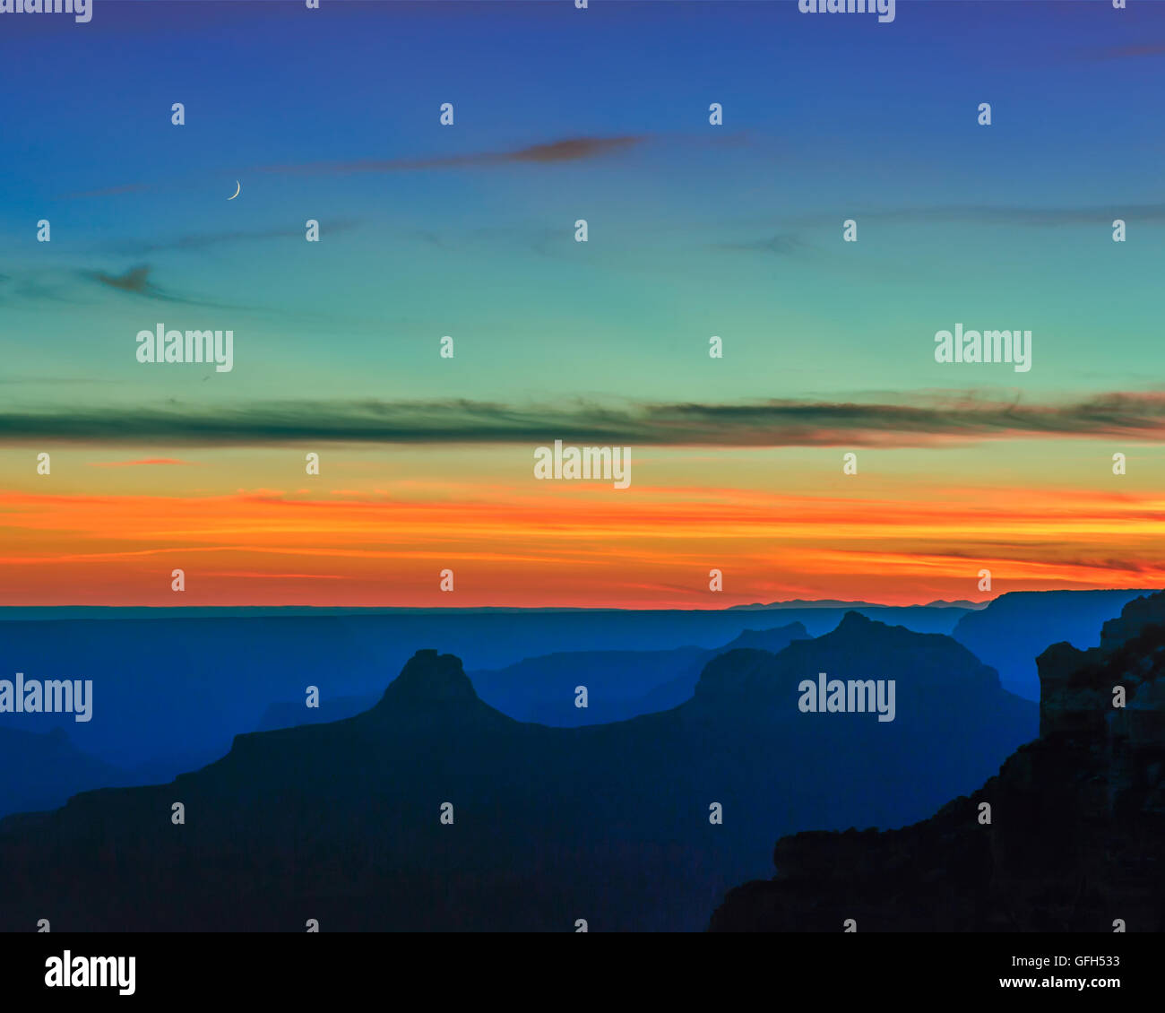 Mezzaluna sopra il Grand Canyon al tramonto Foto Stock