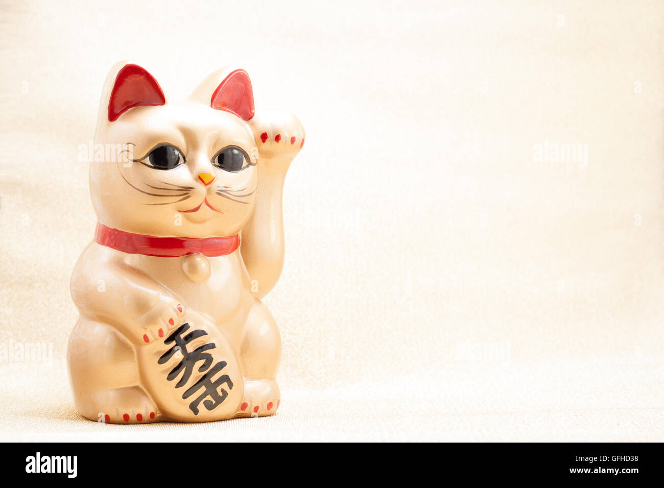 Giapponese golden indicandovi chiamato cat Manekineko noto anche come una Gatta Fortunata Foto Stock