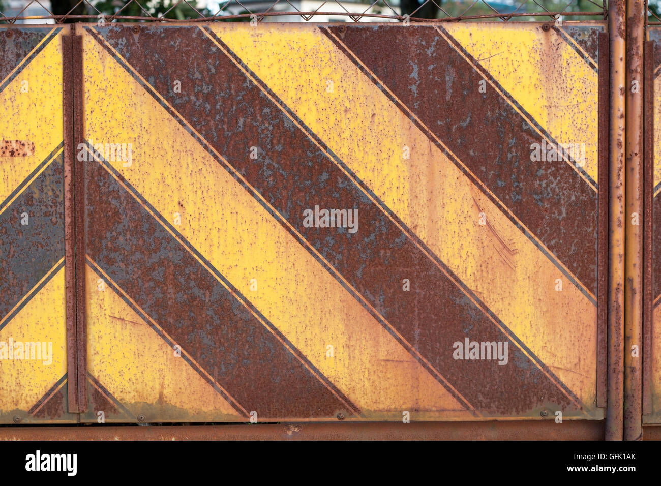Giapponese giallo arrugginito e una striscia nera di metallo modellato muro a vista di costruzione Foto Stock