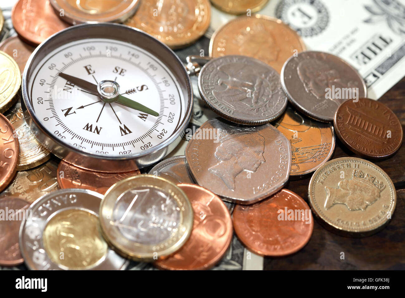 Piano finanziario. Bussola sui vari valuta mondiale closeup Foto Stock