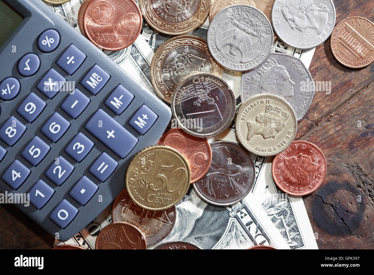 Piano finanziario. Calcolatrice vicino a varie valuta mondiale closeup Foto Stock