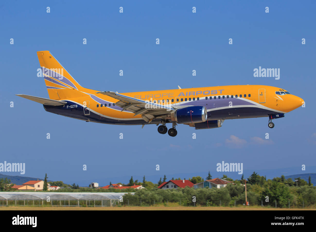 Luqa, Malta Luglio 5, 2007: Europa Airpost Boeing 737-3S3(QC) lascia il grembiule 9 per la partenza della pista 32. Foto Stock