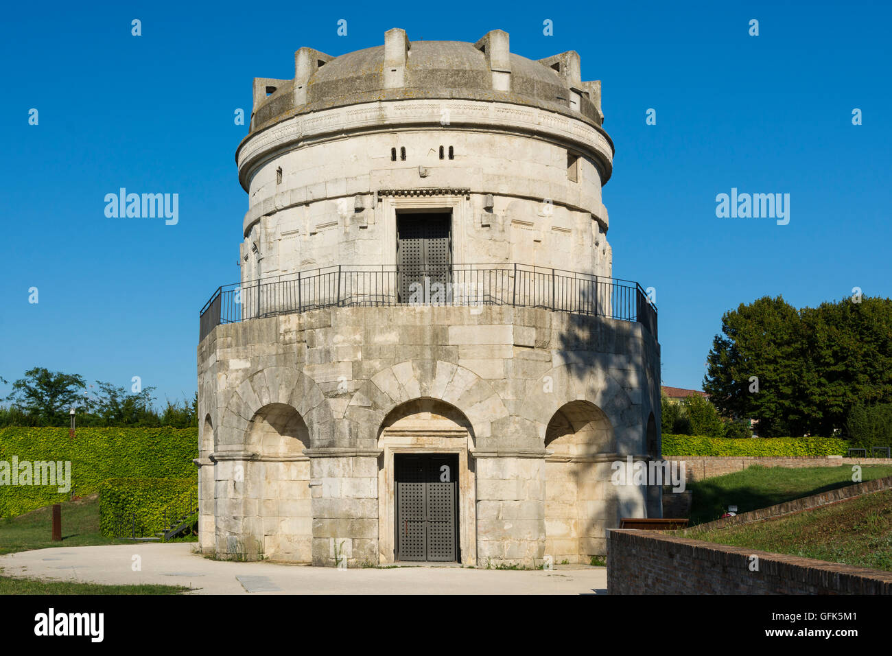 Ravenna,Italia-agosto 21,2015:Mausoleo di Teodorico in Ravenna-Italy,durante una giornata di sole. Foto Stock